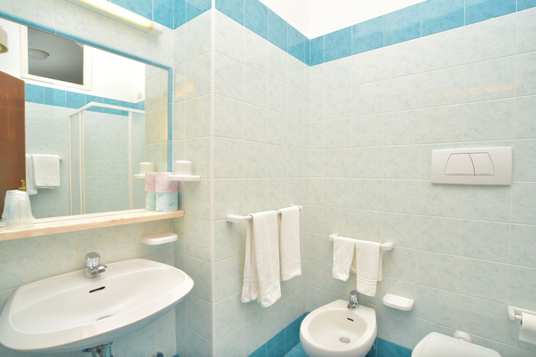 Bathroom 4, Hotel Maronti, Napoli