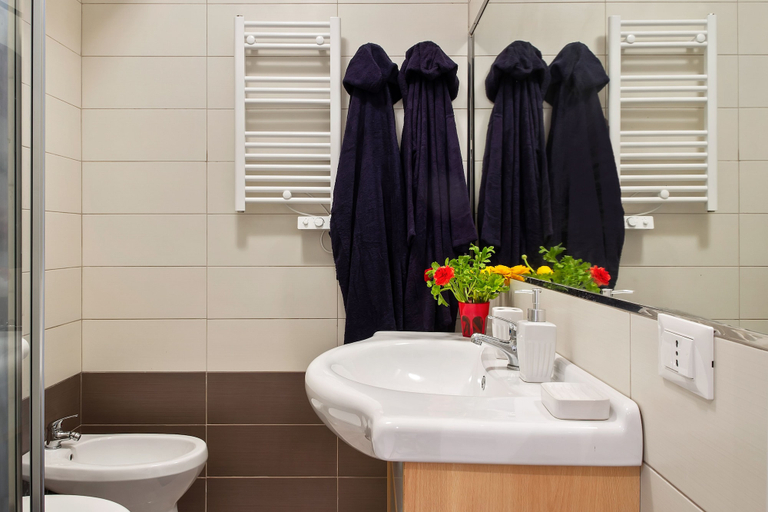 Bathroom sink, Grand Albergo Apartment, Imperia