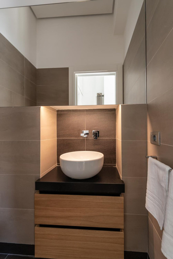 Bathroom 5, Laurina 33, Rome
