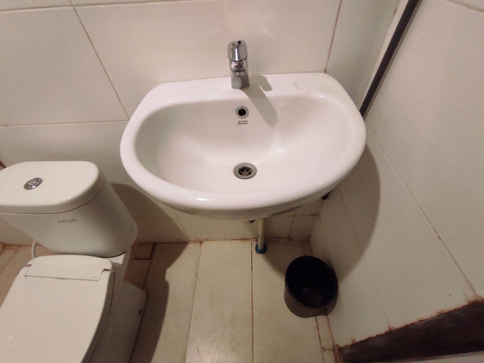 Bathroom 3, Hotel O Subur, Makassar