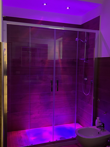 Bathroom 4, Baciami Ancora, Bari