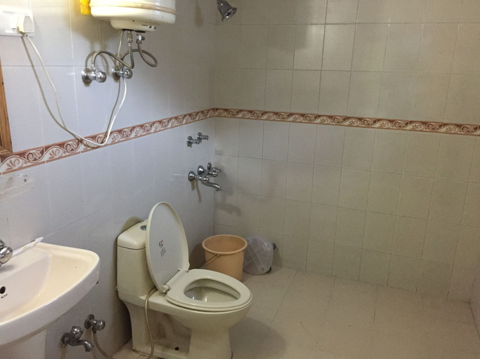 Bathroom 3, Devdhar Hilltop Cottages, Kullu