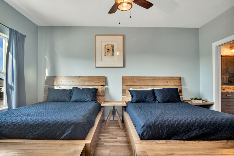 Bedroom 2, Deja Blue, Nueces