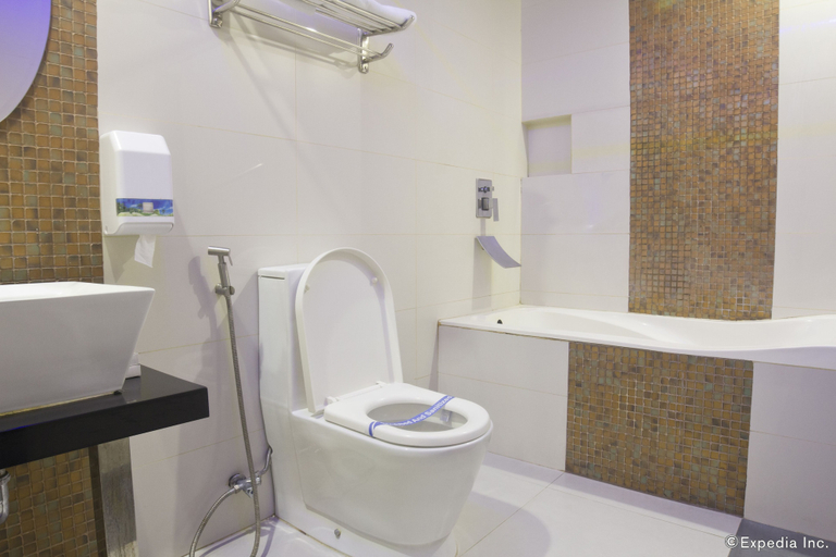 Bathroom 5, Dreamworld North Edsa, Quezon City