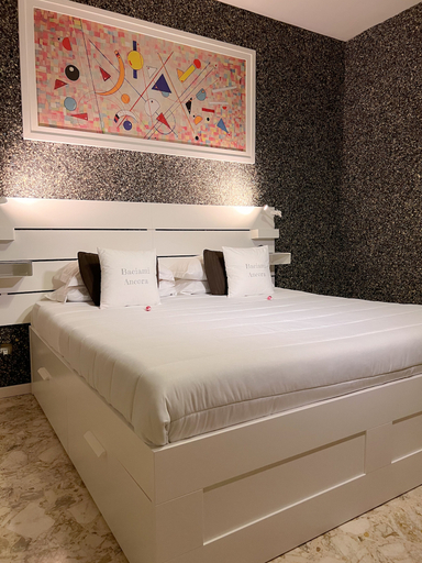 Bedroom 3, Baciami Ancora, Bari
