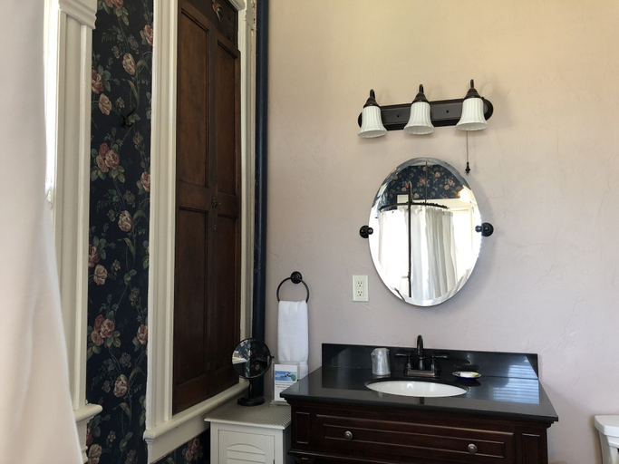 Bathroom 4, Beaufort House Inn, Buncombe