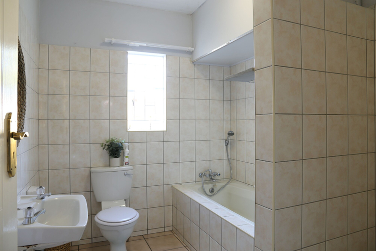 Bathroom 3, Tilla's Guesthouse, Windhoek West
