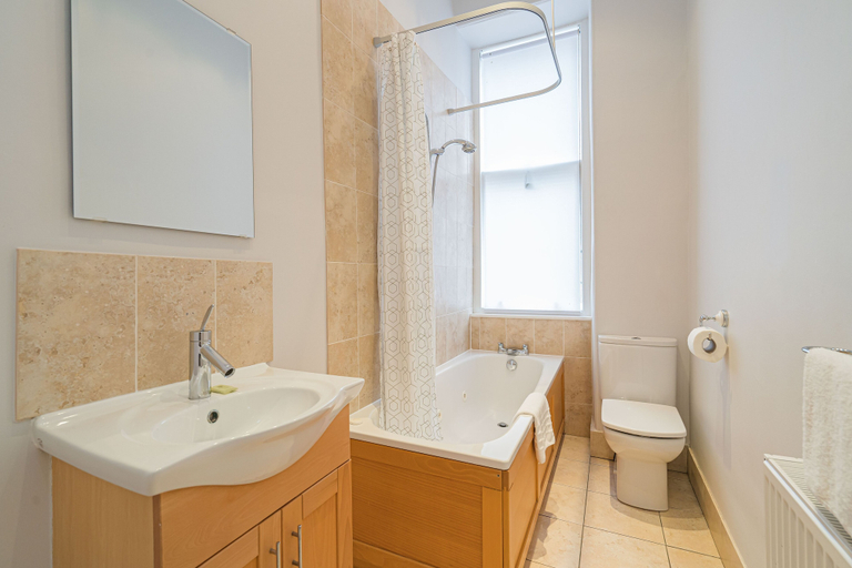 Bathroom 4, Chic 2 Bedroom Apartment near Old Town, Edinburgh