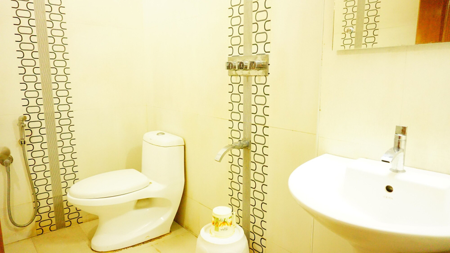 Bathroom 3, Thayamkery's Royal inn, Ernakulam