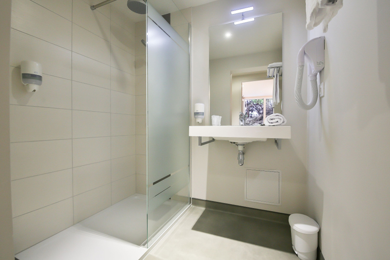 Bathroom 5, Hotel Vent d'Eden Park, Vendée