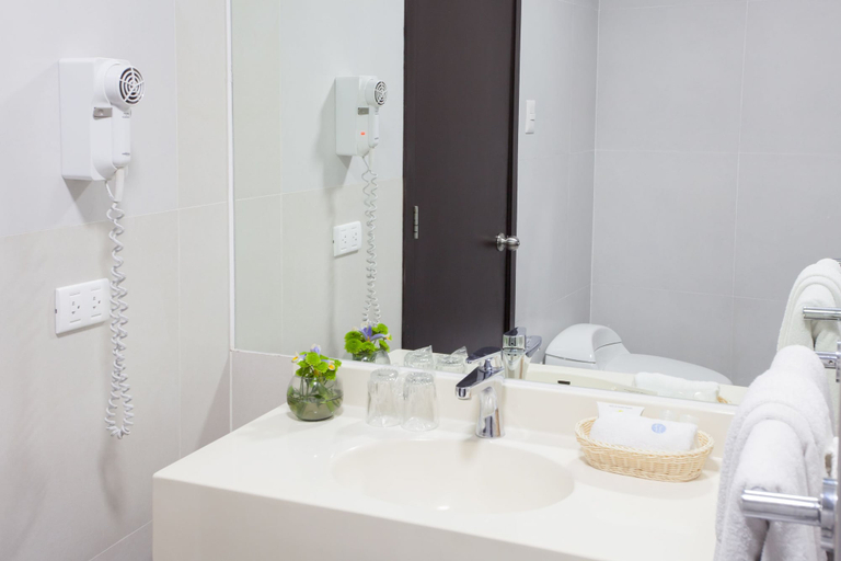Bathroom 4, Hotel Santa Cruz, Lima