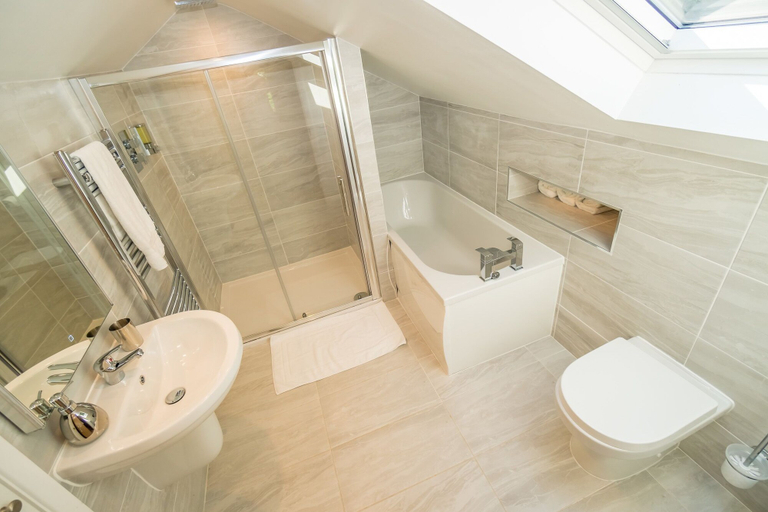 Bathroom 4, Covehurst Bay Holiday Cottages, East Sussex