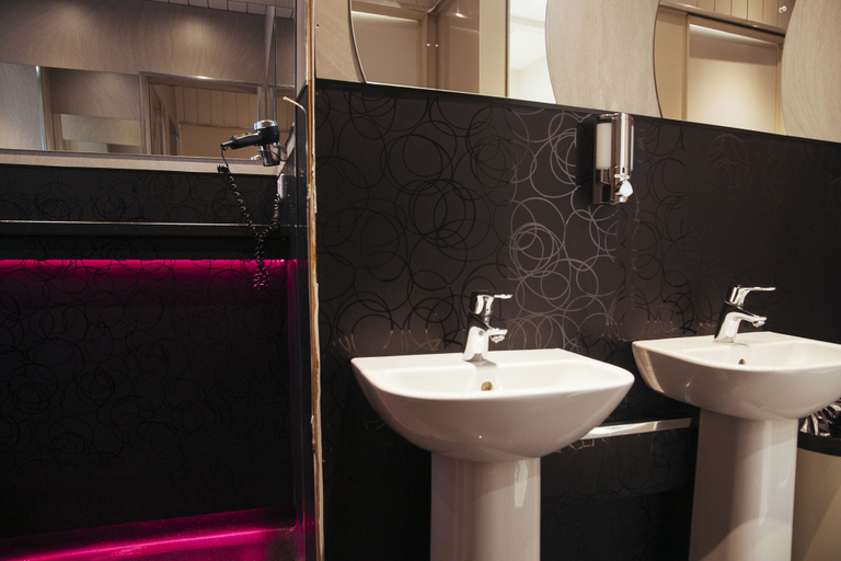 Bathroom, Edinburgh Backpackers Hostel, Edinburgh