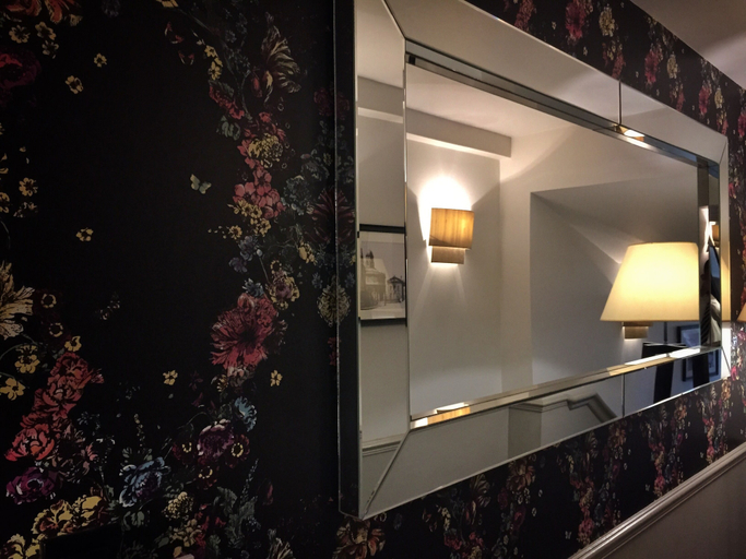 Bathroom 4, Vanbrugh House Hotel, Oxfordshire