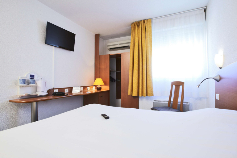 Bedroom 4, Kyriad Toulon - Hyeres - La Garde, Var