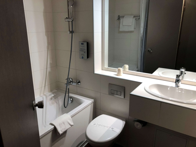 Bathroom, Kyriad Toulon - Hyeres - La Garde, Var