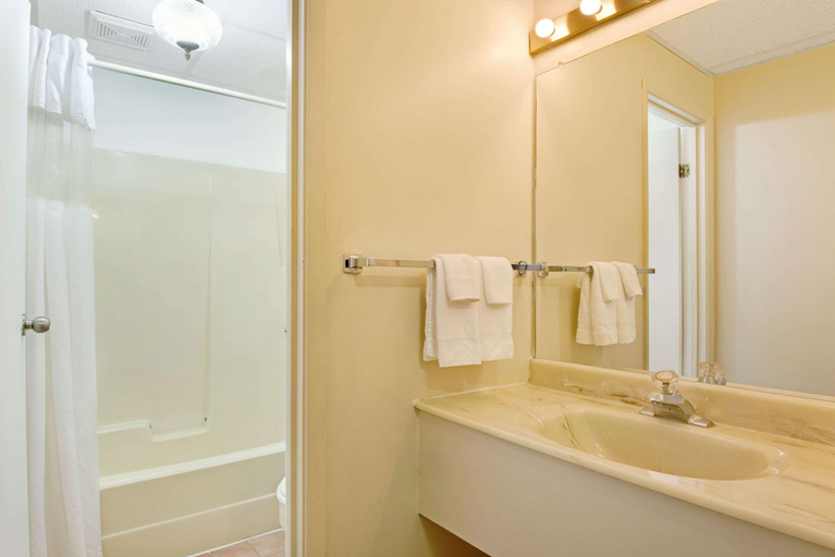 Bathroom 3, Knights Inn Midland, Simcoe