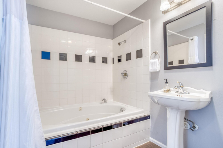 Bathroom 3, Nantucket Inn #2, Lincoln