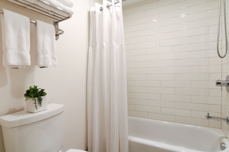 Bathroom 4, Oxford Suites Pismo Beach, San Luis Obispo