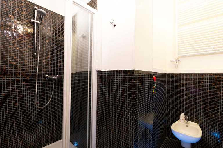 Bathroom 4, Abbraccio di Romeo e Giulietta, Verona