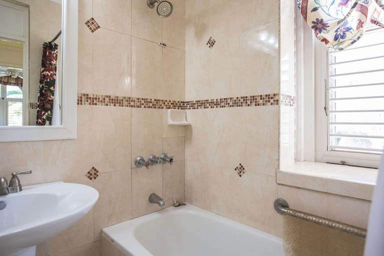 Bathroom 4, Sandcastles Bed & Breakfast Hotel