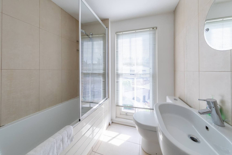 Bathroom 3, Stylish 2 Bedroom Home in Islington With Garden, London