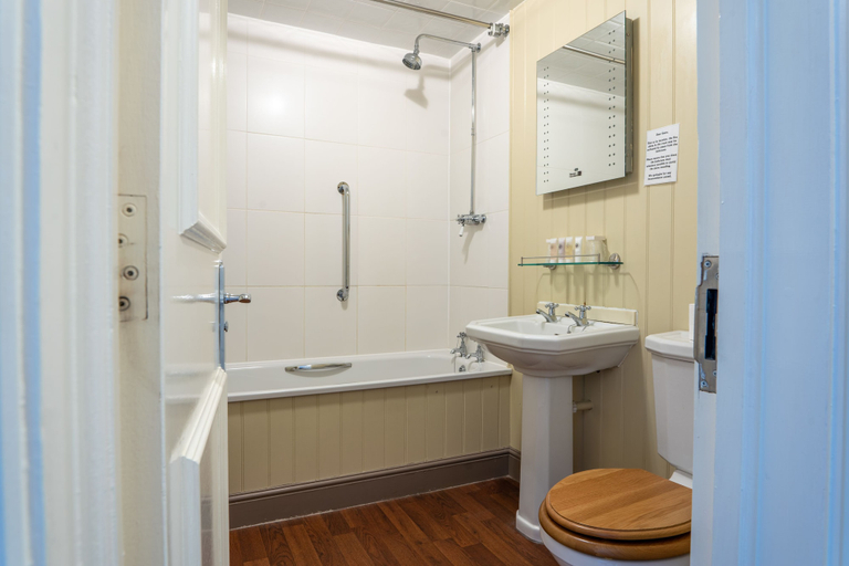 Bathroom 5, The Botany Bay Hotel, Kent