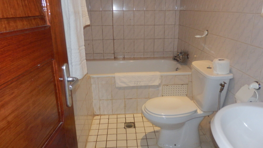 Bathroom 3, Hotel Royal Palace, Wouri