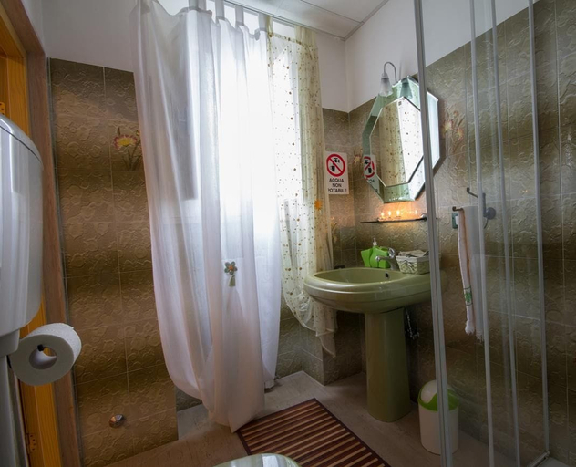 Bathroom 5, Il Gallo, Bari