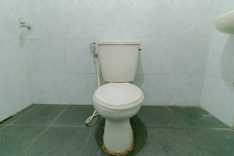 Bathroom 4, OYO 1996 Koneng Hotel, Cianjur