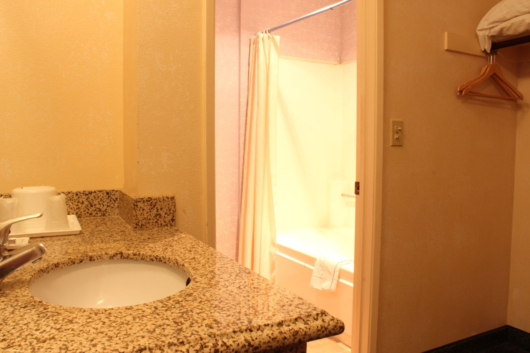 Bathroom 4, Ocean Gateway Inn, Ventura