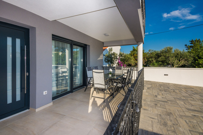 Others 5, Apartment Spanic 1, Vir