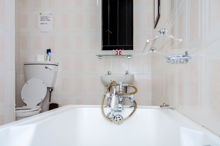 Bathroom 4, Glen Lodge & Tours, Matobo