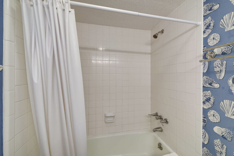 Bathroom 4, Shorewood 107, Beaufort