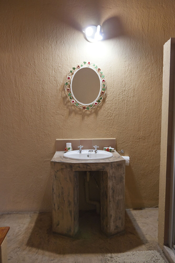 Bathroom 3, Needles Lodge, Ehlanzeni