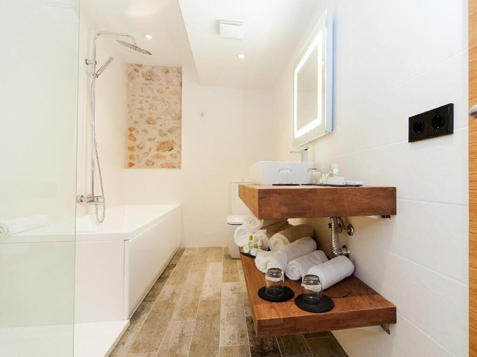 Bathroom 5, Hotel Molí de l'Escala, Girona