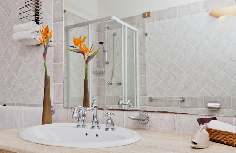 Bathroom 3, Residence con piscina a 250 mt dal mare, Cagliari