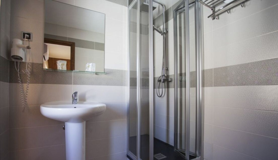 Bathroom 3, Hostal Chinchon, Madrid