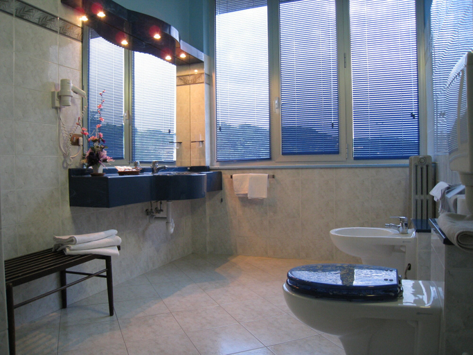 Bathroom 5, Albergo Boomerang, Parma