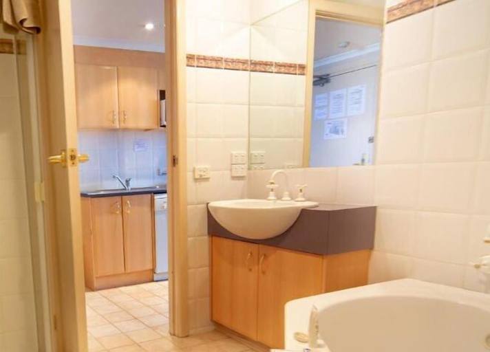 Bathroom 4, Arlberg Hotel Mount Buller, Mount Buller Alpine Resort