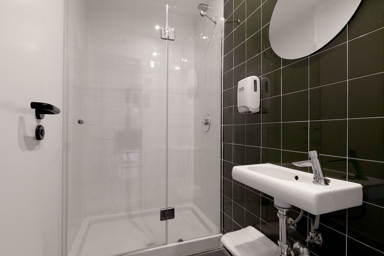 Bathroom 4, 2060 The Newton Hostel & Market, Madrid