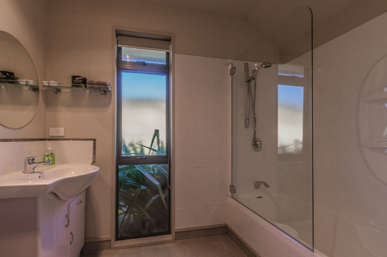 Bathroom 4, Loch Vista Lake View Villa Accommodation, Southland
