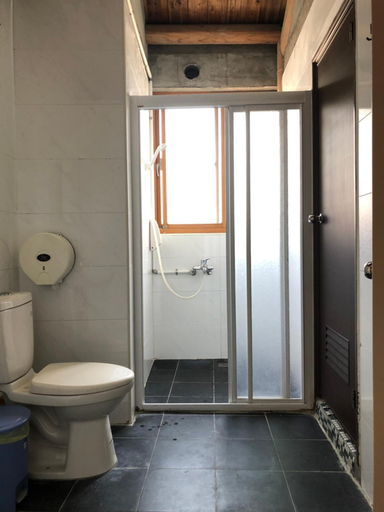 Bathroom, Matsu Jinsha Inn 2, Lienkiang (Matsu Islands)