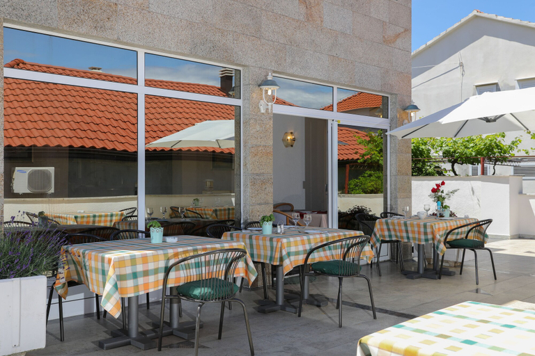 Food & Drinks, Downtown Private Rooms, Supetar
