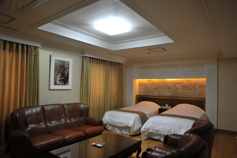 Bedroom 3, Palace Tourist Hotel, Buk