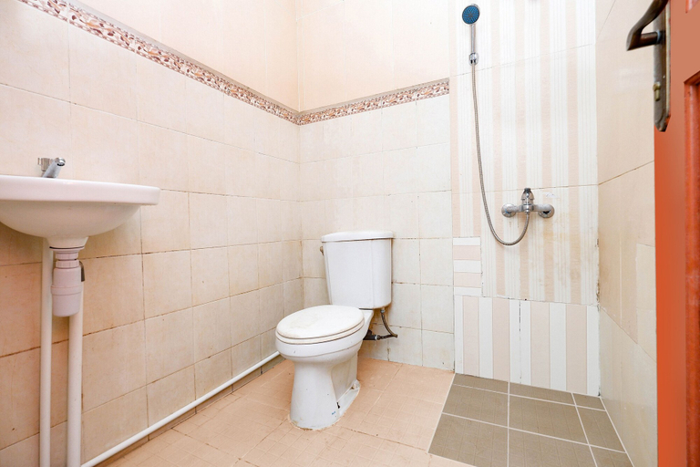 Bathroom 3, OYO 2403 Hotel Bip, Karanganyar