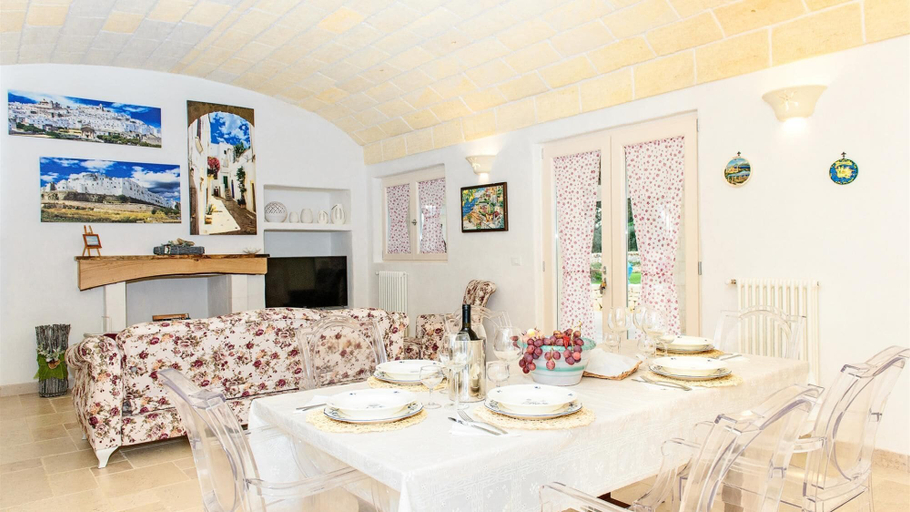 Others 5, White Stone House 6 1, Brindisi