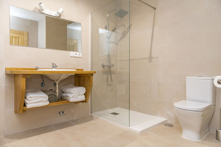 Bathroom 3, Apartamentos Los Picos de Europa, Cantabria