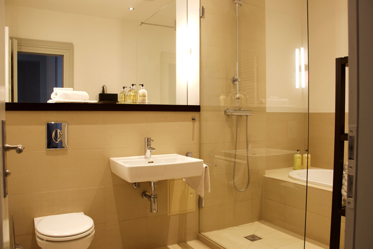 Bathroom 3, Leon Apartments, Leipzig