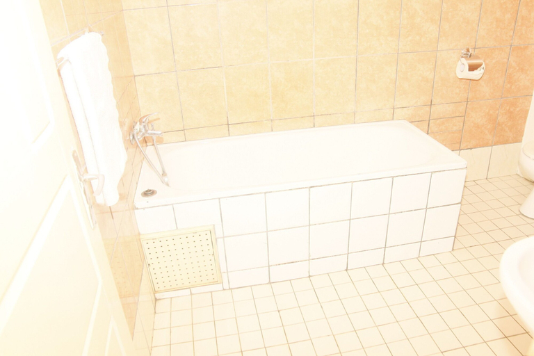 Bathroom 3, Hotel Le Chateau, Wouri